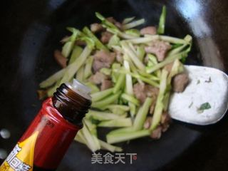 西兰花菜根炒肉的做法步骤：6