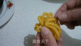 蛋黄菊花馓的做法步骤:9