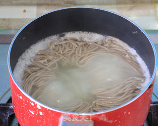 五谷杂粮怎么吃更营养?之一----葱香虾酱荞麦面的做法步骤:17