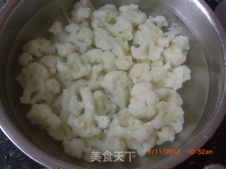 红椒拌菜花的做法步骤：2