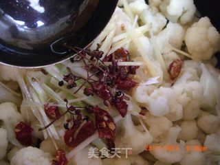 红椒拌菜花的做法步骤：6
