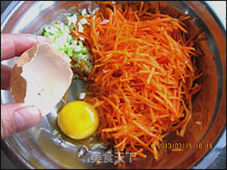 简单快捷的宝宝餐----胡萝卜鸡蛋饼的做法步骤:3