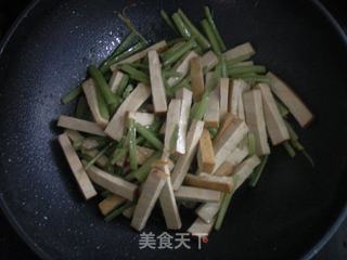 芹菜炒香干的做法步骤：4