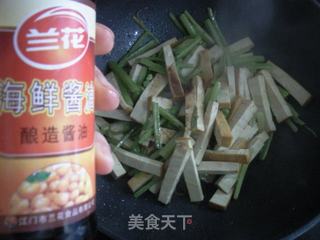 芹菜炒香干的做法步骤：5