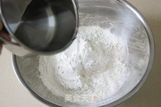 私房窍门做出酥脆软糯的春季传统美食——虾皮韭菜盒子的做法步骤:2
