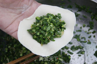 私房窍门做出酥脆软糯的春季传统美食——虾皮韭菜盒子的做法步骤:14