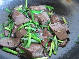韭菜炒血块的做法步骤：9