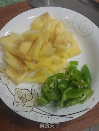 菠萝炒牛肉的做法步骤:2