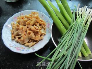 假炒蛋---面粉+鸡蛋+油渣馅的做法步骤：1