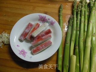 蟹棒扒芦笋的做法步骤：1