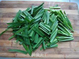 腊肉番茄炒韭菜的做法步骤:2