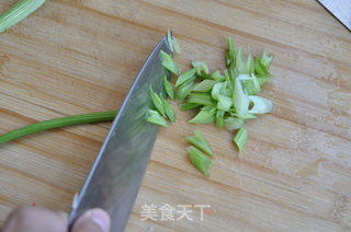 芹香藕丁的做法步骤:2