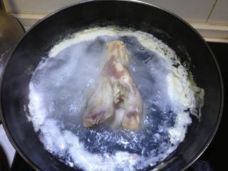 牛大骨汤和牛骨髓油的做法步骤:2