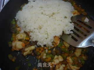 菠萝海鲜焗饭的做法步骤：6