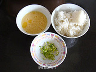 【金包银蛋炒饭】的做法步骤:2