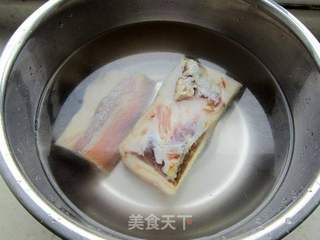 双椒炒腊肉的做法步骤:2