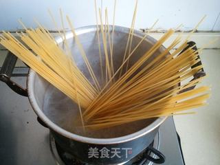 奶香西兰花意面的做法步骤:2