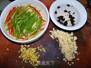 心蓝手制私房菜【菇鲜榨菜条】——冰淇淋流泪(书香恋)的做法步骤:2