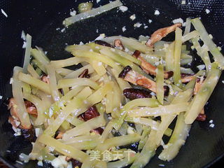 心蓝手制私房菜【菇鲜榨菜条】——冰淇淋流泪(书香恋)的做法步骤:6