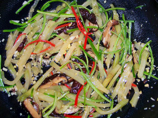 心蓝手制私房菜【菇鲜榨菜条】——冰淇淋流泪(书香恋)的做法步骤:7