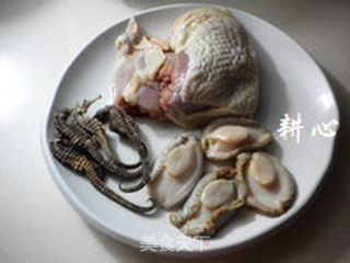 鲍鱼海马鸡汤的做法步骤：1