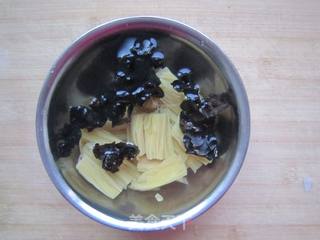 【木耳腐竹炒油菜】---美味小炒勺的做法步骤：2