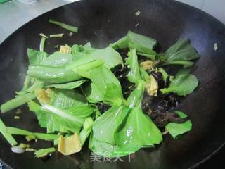 【木耳腐竹炒油菜】---美味小炒勺的做法步骤：9