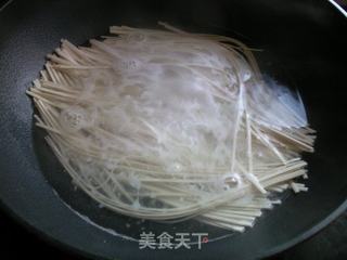 香辣牛肉面小火锅的做法步骤:3