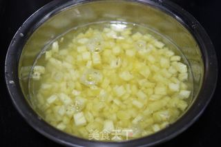 【菠萝颗粒果酱】的做法步骤:2
