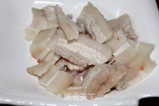 蒜苗回锅肉的做法步骤:2