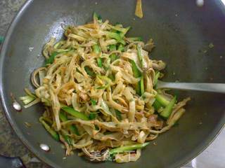 肚丝炒饼的做法步骤：9