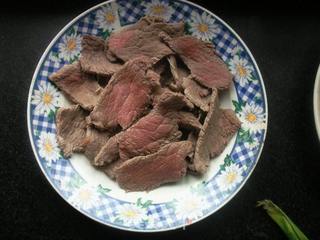 牛肉砂锅的做法步骤:2