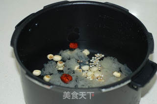 银耳莲子羹的做法步骤:4