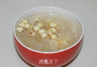 银耳莲子羹的做法步骤:2