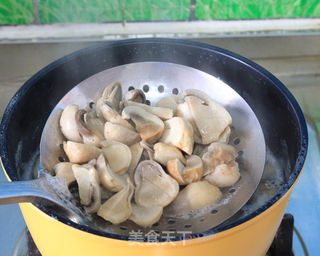 【浓醇高汤让味道更鲜】--- 青椒炒草菇的做法步骤:2