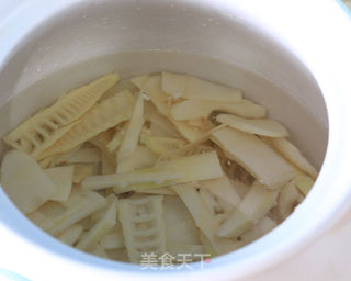 【浓醇高汤让味道更鲜】---春笋火腿浓汤的做法步骤:5