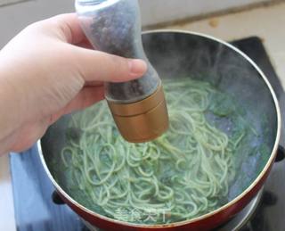 春天里的美食---【黑蒜菠菜意大利面】的做法步骤:12
