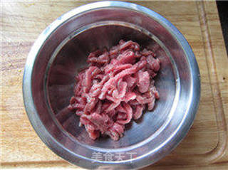 牛肉炒蒜薹的做法步骤:2