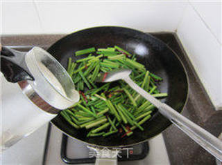 牛肉炒蒜薹的做法步骤:11