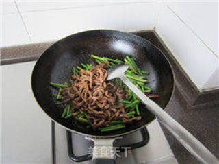 牛肉炒蒜薹的做法步骤:13