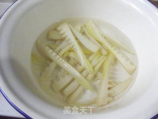 油焖春笋—春天不可错过的应季菜的做法步骤:3