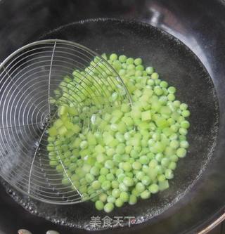 胡萝卜豌豆的做法步骤:3