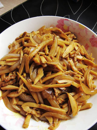 炒出来的铁板味——黑椒洋葱杏鲍菇炒肉丝的做法步骤:3