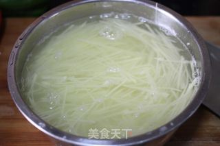 【凉拌土豆丝】——家常简单夏日凉菜的做法步骤:2