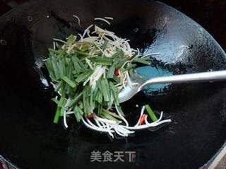 清爽的时令小炒——韭菜炒豆芽的做法步骤：5