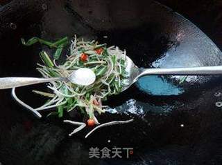 清爽的时令小炒——韭菜炒豆芽的做法步骤:6
