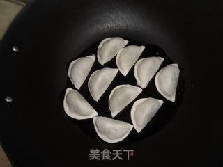 煎饺子——用普通的铁锅煎的做法步骤：2