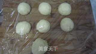 经典面包怎么“卷”？黄油卷面包的做法步骤：4