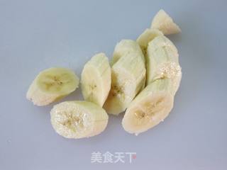 【香蕉大豆果汁】大豆粉的神奇效果的做法步骤：2