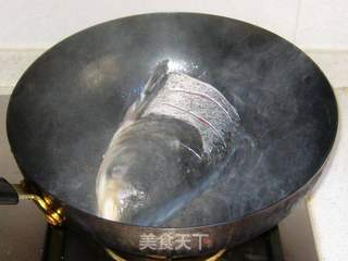 冻豆腐腊肉炖鲢鱼头的做法步骤:2